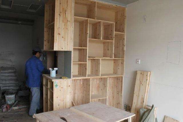 家裝柜子是請木工打柜子好還是全屋定制柜子好,哪種更劃算 家裝柜子是請木工打柜子好還是全屋定制柜子好,哪種更劃算